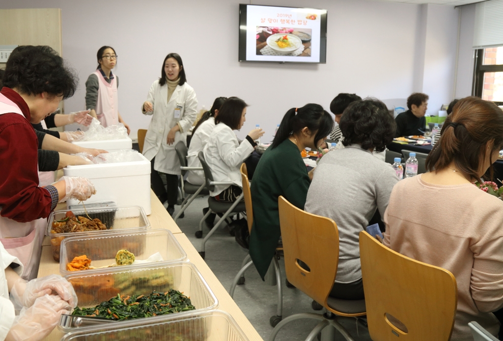 설 명절을 맞아 호스피스완화의료센터의 환자와 가족들에게 점심 식사를 대접하는‘행복한 밥상’이벤트를 진행했다.