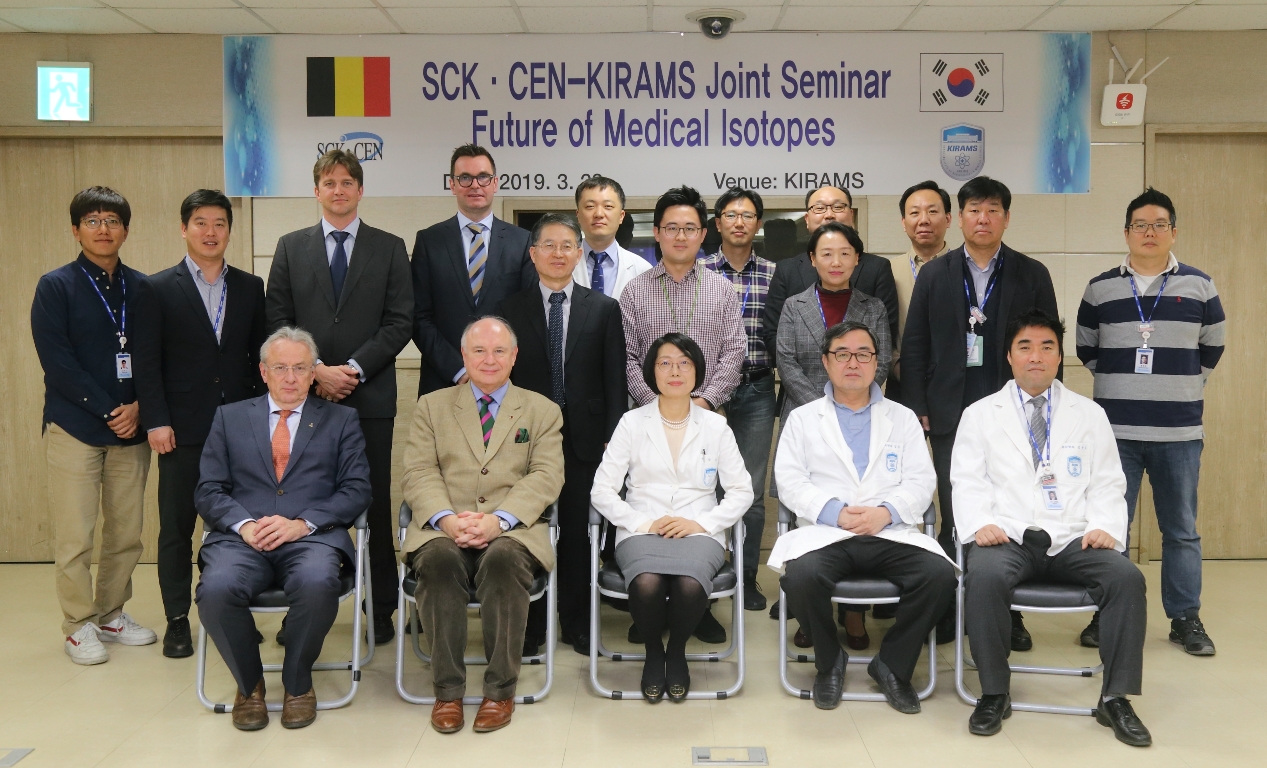 앞줄 왼쪽부터 에릭 반 왈러 벨기에원자력연구소장, 데릭 고슬린 벨기에원자력연구소이사장, 김미숙 한국원자력의학원장, 원자력병원 임상무 박사, 김병일 박사