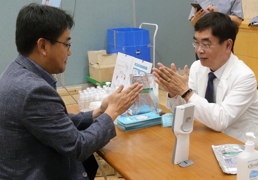 홍영준 원자력병원장(우측)이 오승록 노원구청장(좌측)에게 올바른 손씻기에 대해 설명하고 있다.